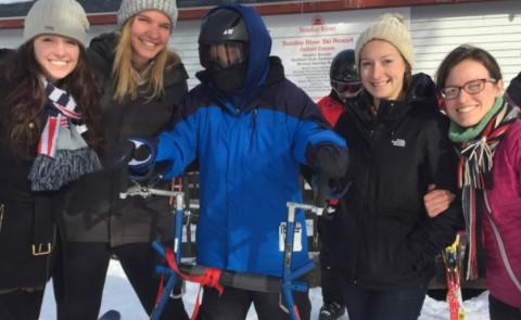 UNE物理治疗的学生与缅因州适应性运动和娱乐的滑雪马拉松的参与者一起工作.
